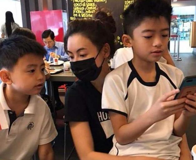 謝振軒如今身高比肩媽媽，繼承父親顏值，和謝霆鋒一個模子刻出來!