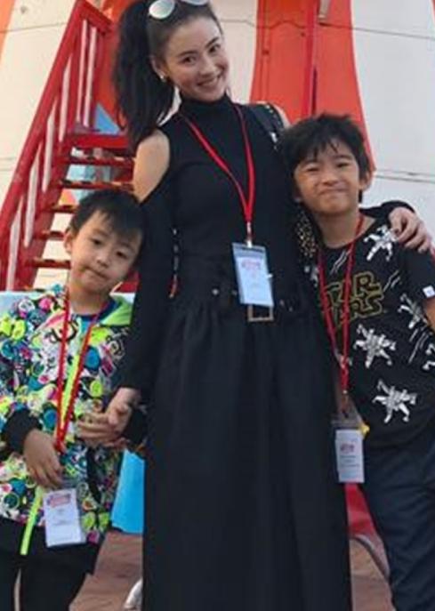謝振軒如今身高比肩媽媽，繼承父親顏值，和謝霆鋒一個模子刻出來!