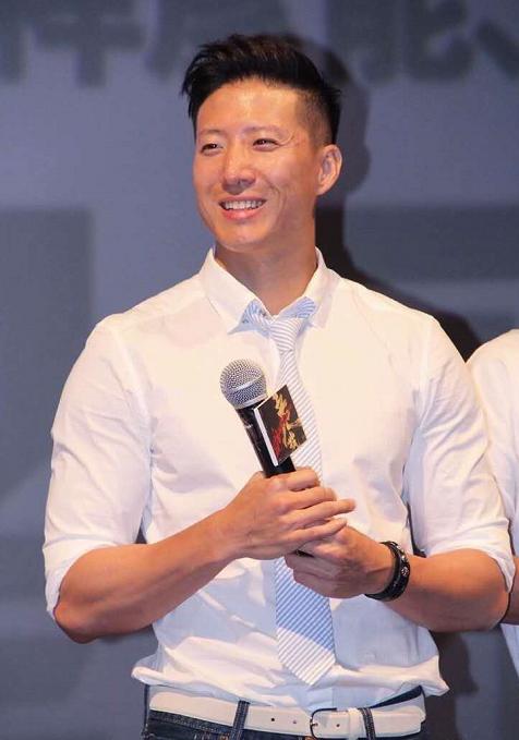 洪金寶三個兒子，最帥有出息的不是老大，也不是老二，而最小的他!