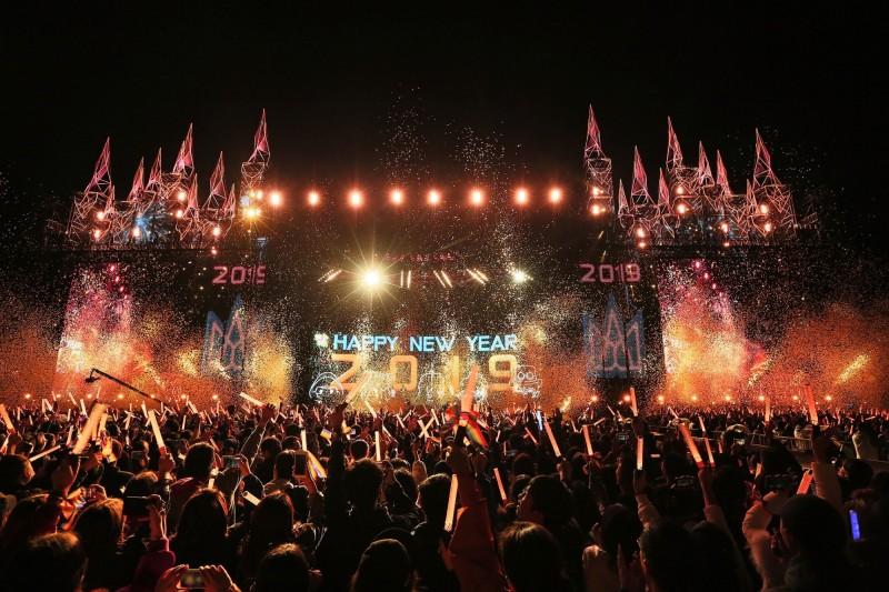 五月天新年第一天自嘲老狗變不出新把戲 預告唱神曲