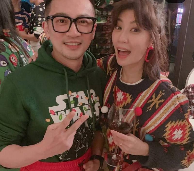 王力宏李靚蕾首曬全家福，倆女兒似雙胞胎，兒子頭髮茂密像小火山！