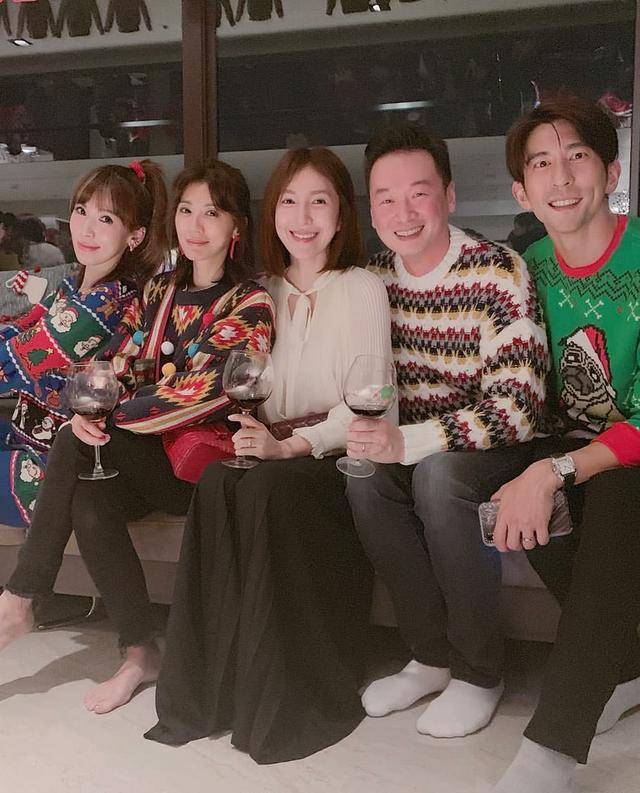 王力宏李靚蕾首曬全家福，倆女兒似雙胞胎，兒子頭髮茂密像小火山！