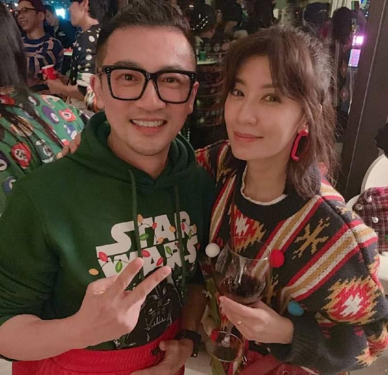 王力宏李靚蕾首曬全家福，倆女兒似雙胞胎，兒子頭髮茂密像小火山！
