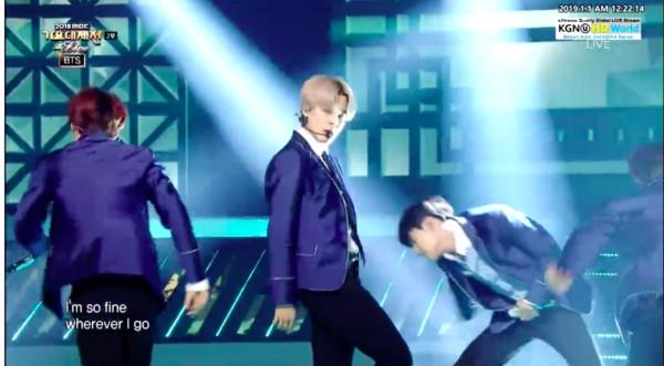 EXO、BTS、Wanna One合體黏緊緊謝幕 柩國唱完直接躺在舞台