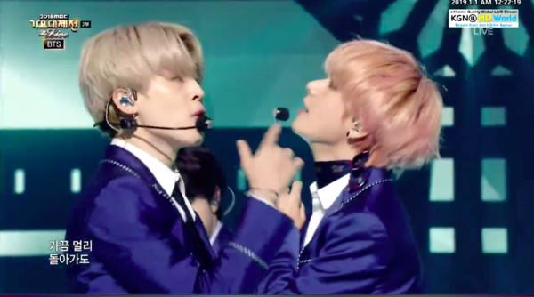 EXO、BTS、Wanna One合體黏緊緊謝幕 柩國唱完直接躺在舞台