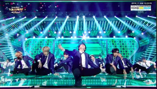 EXO、BTS、Wanna One合體黏緊緊謝幕 柩國唱完直接躺在舞台