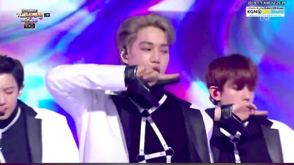 EXO、BTS、Wanna One合體黏緊緊謝幕 柩國唱完直接躺在舞台