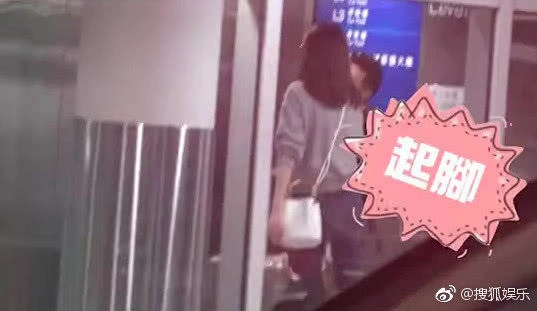 熊黛林在機場被老公惹怒，暴脾氣發作竟抬腿就是一腳！ 