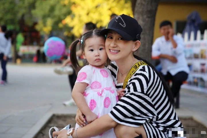 趙文卓三個孩子顏值各異，大閨女像爸，二兒子英俊，老三醜萌！ 