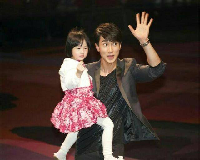 吳尊曬女兒近照，8歲neinei褪去嬰兒肥，五官精緻似翻版吳尊