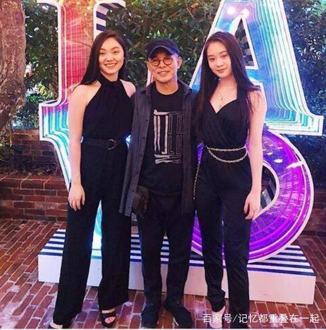 李連杰兩個女兒近照曝光，長成這模樣，網友：比成龍女兒強太多！