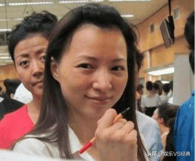 素顏走在街上，無人識的6位女星，是丑到哭還是判若兩人！