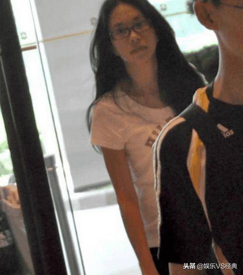 素顏走在街上，無人識的6位女星，是丑到哭還是判若兩人！