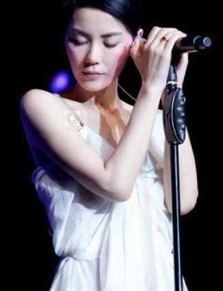 港台天后，與和尚未婚生子被拋棄，現狀與藍潔瑛相似讓人擔憂！
