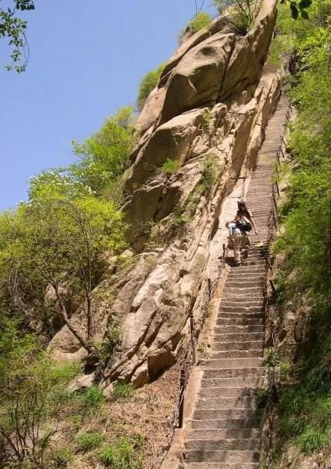 全世界最恐怖棧道：光看圖就腿軟！終點的「神秘茶屋」卻讓成千上萬的人甘願冒險
