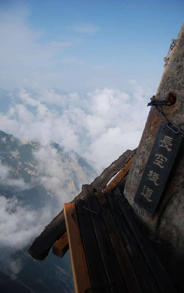 全世界最恐怖棧道：光看圖就腿軟！終點的「神秘茶屋」卻讓成千上萬的人甘願冒險