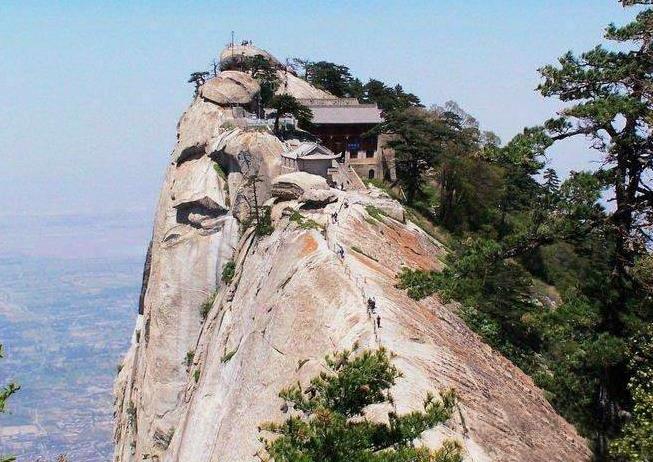全世界最恐怖棧道：光看圖就腿軟！終點的「神秘茶屋」卻讓成千上萬的人甘願冒險