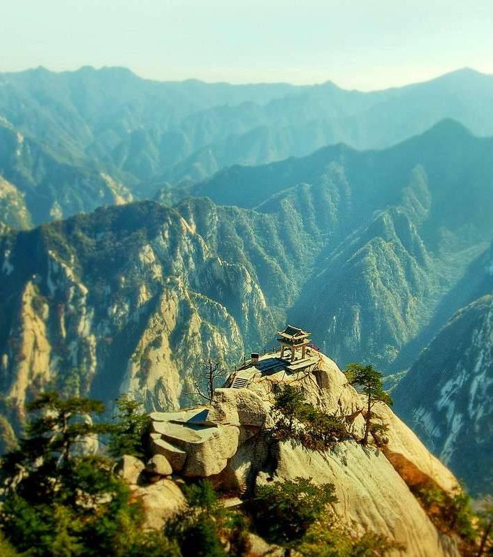 全世界最恐怖棧道：光看圖就腿軟！終點的「神秘茶屋」卻讓成千上萬的人甘願冒險