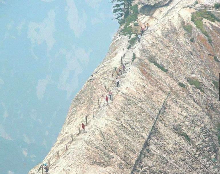 全世界最恐怖棧道：光看圖就腿軟！終點的「神秘茶屋」卻讓成千上萬的人甘願冒險