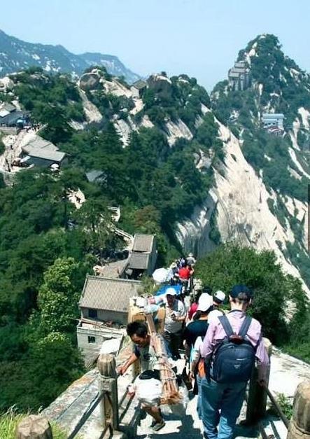 全世界最恐怖棧道：光看圖就腿軟！終點的「神秘茶屋」卻讓成千上萬的人甘願冒險