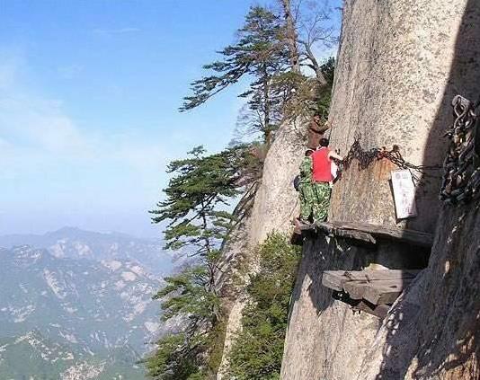 全世界最恐怖棧道：光看圖就腿軟！終點的「神秘茶屋」卻讓成千上萬的人甘願冒險