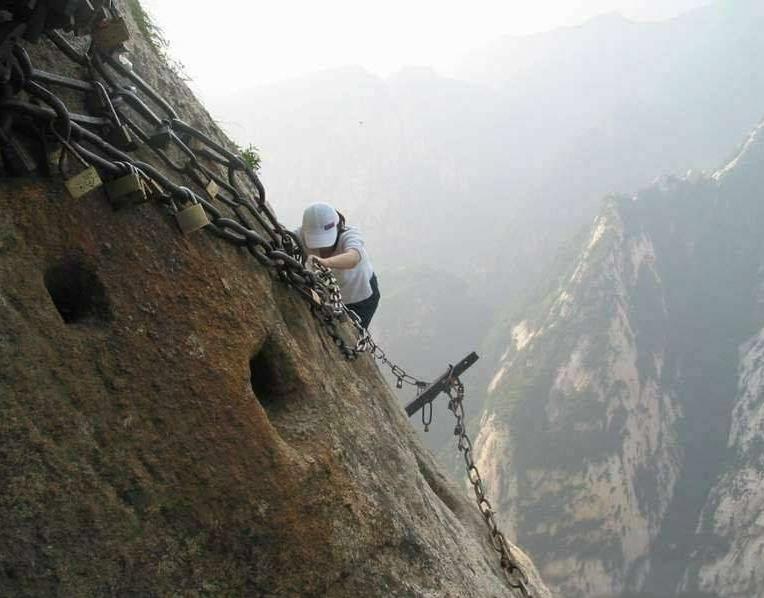 全世界最恐怖棧道：光看圖就腿軟！終點的「神秘茶屋」卻讓成千上萬的人甘願冒險