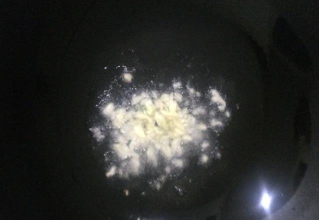 清炒番薯葉，不發黃不發黑，翠綠入味特別好吃，原來飯店大廚都是這麼做的！