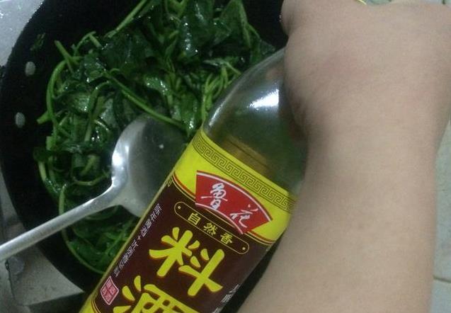 清炒番薯葉，不發黃不發黑，翠綠入味特別好吃，原來飯店大廚都是這麼做的！