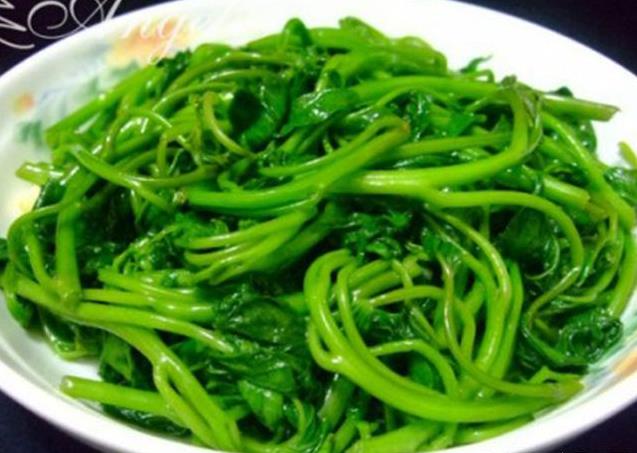 清炒番薯葉，不發黃不發黑，翠綠入味特別好吃，原來飯店大廚都是這麼做的！