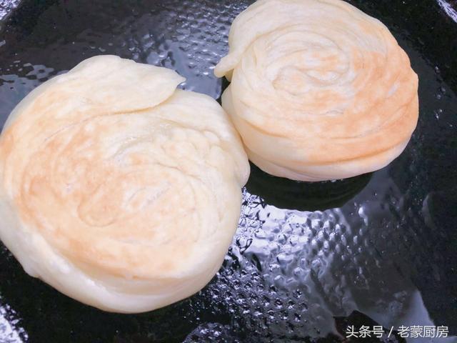 做麵條的方法烙餅，這樣的餅你吃過嗎？外酥里嫩，一絲一絲扯著吃