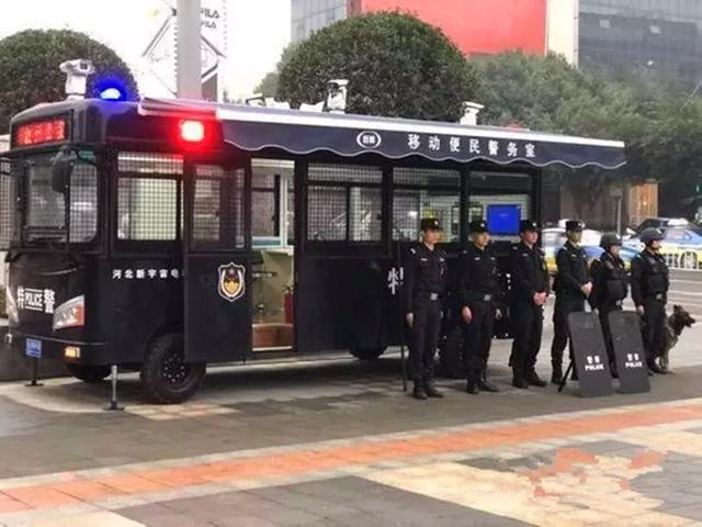 警犬早起出發執行任務，忍不住打了個大哈欠，隔壁警犬默默偷笑