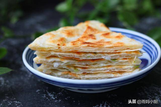 自從跟早餐店師傅，學會了這款蔥油餅，一周買次麵粉，天天吃不夠