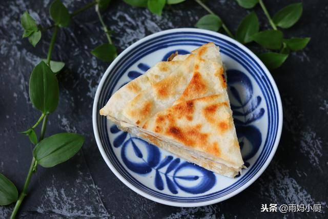 自從跟早餐店師傅，學會了這款蔥油餅，一周買次麵粉，天天吃不夠