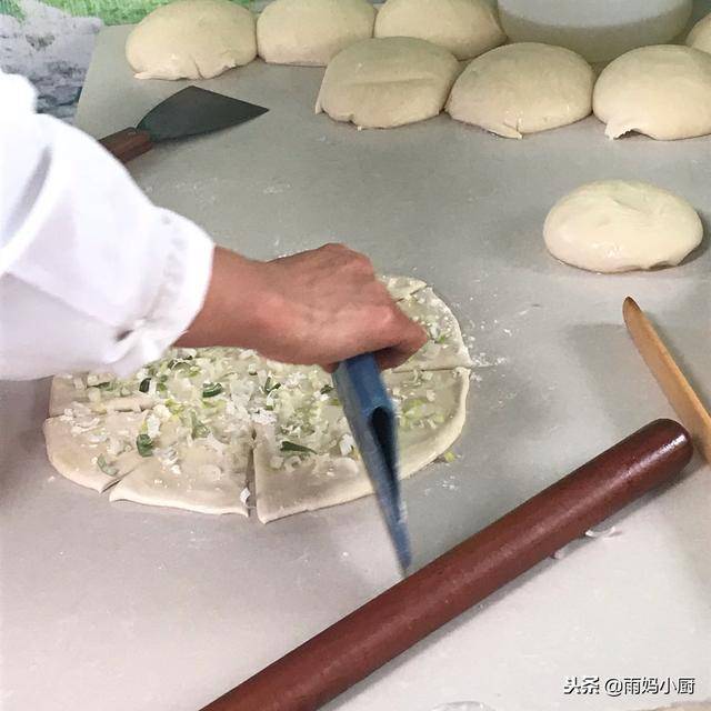 自從跟早餐店師傅，學會了這款蔥油餅，一周買次麵粉，天天吃不夠