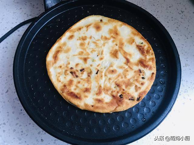 自從跟早餐店師傅，學會了這款蔥油餅，一周買次麵粉，天天吃不夠