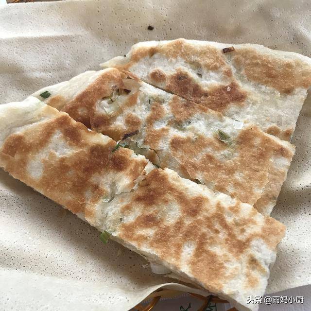 自從跟早餐店師傅，學會了這款蔥油餅，一周買次麵粉，天天吃不夠