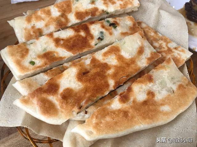 自從跟早餐店師傅，學會了這款蔥油餅，一周買次麵粉，天天吃不夠
