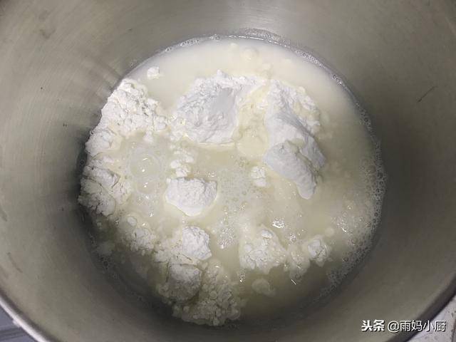 自從跟早餐店師傅，學會了這款蔥油餅，一周買次麵粉，天天吃不夠