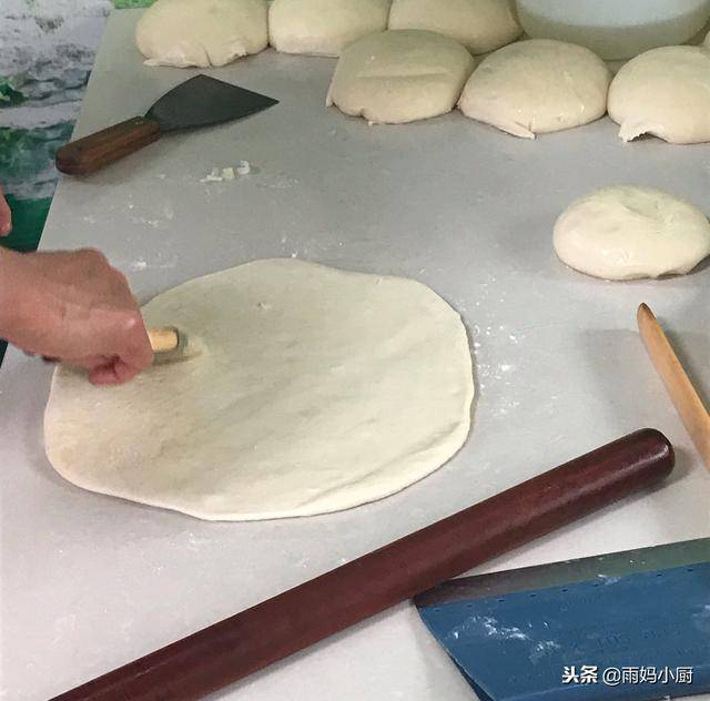 自從跟早餐店師傅，學會了這款蔥油餅，一周買次麵粉，天天吃不夠