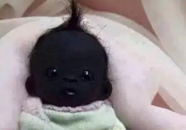 直擊世界上最黑的嬰兒，如今已經長大變這樣，網友：晚上自帶隱身功能！