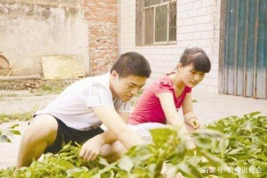 妻子去世，3年後男子再婚，見到新娘後，啞巴妹妹突然開口說話