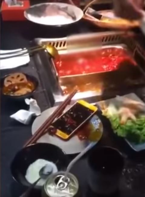 把女友當空氣！情侶吃鍋「男友狂滑手機」全程低頭　下秒她「噗通一聲霸氣加菜」：終於抬頭了吧