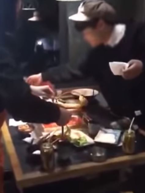 把女友當空氣！情侶吃鍋「男友狂滑手機」全程低頭　下秒她「噗通一聲霸氣加菜」：終於抬頭了吧