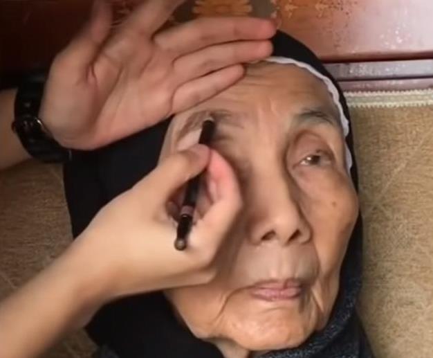 孫女為70歲阿嬤化妝，完成後比媽媽還要年輕，把她高興壞了！