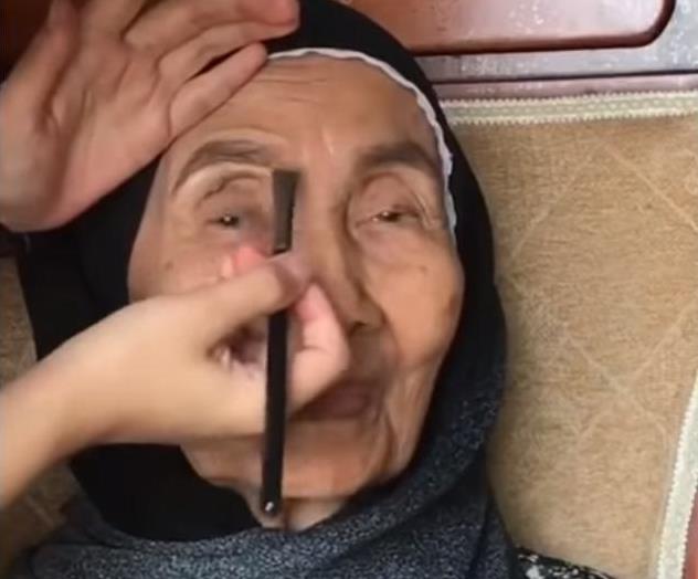 孫女為70歲阿嬤化妝，完成後比媽媽還要年輕，把她高興壞了！