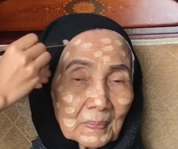 孫女為70歲阿嬤化妝，完成後比媽媽還要年輕，把她高興壞了！