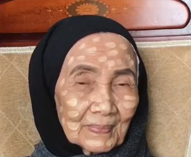 孫女為70歲阿嬤化妝，完成後比媽媽還要年輕，把她高興壞了！