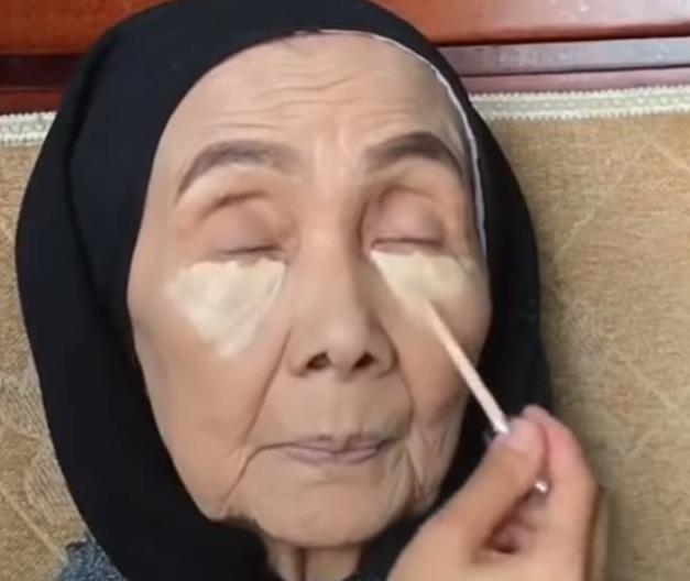 孫女為70歲阿嬤化妝，完成後比媽媽還要年輕，把她高興壞了！