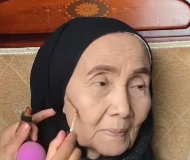 孫女為70歲阿嬤化妝，完成後比媽媽還要年輕，把她高興壞了！