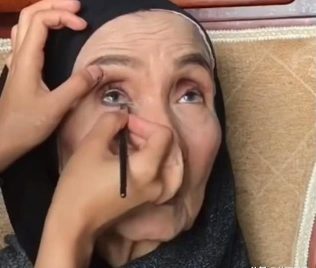 孫女為70歲阿嬤化妝，完成後比媽媽還要年輕，把她高興壞了！